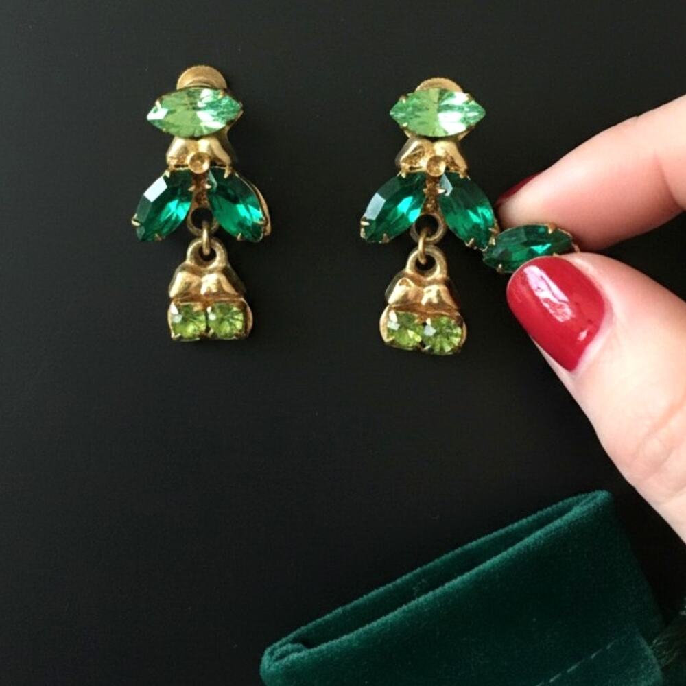 Vintage Mid Century Green Rhinestone Dangle Drop Screw Back Earrings Glass